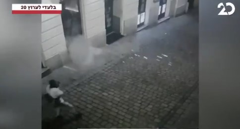 Терористот ранува момче, се враќа да го доврши