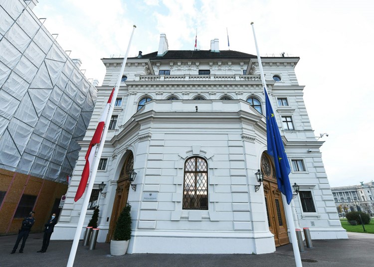 Уште една жена им подлегна на повредите: Австрија прогласи тридневна жалост по терористичкиот напад