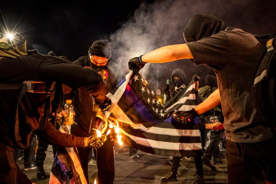 Америка во пламен: Протестираат поддржувачи и на Трамп и на Бајден, се бара пребројување на секој глас