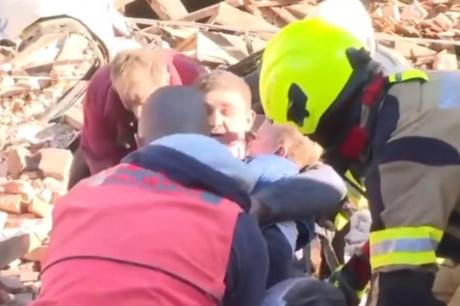 Драма во Петриња: Татко и син извлечени од рушевините за време на програма во живо