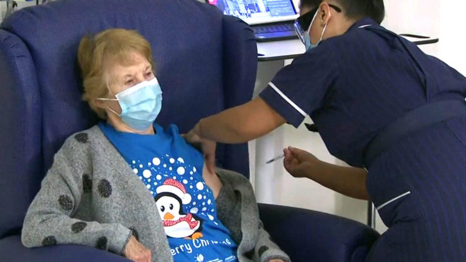 Првата вакцинирана жена во Лондон ја прими и втората доза