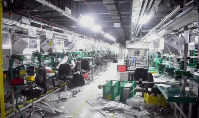 Работници демолираа фабрика за Ајфон во Индија: Постојано им биле намалувани платите