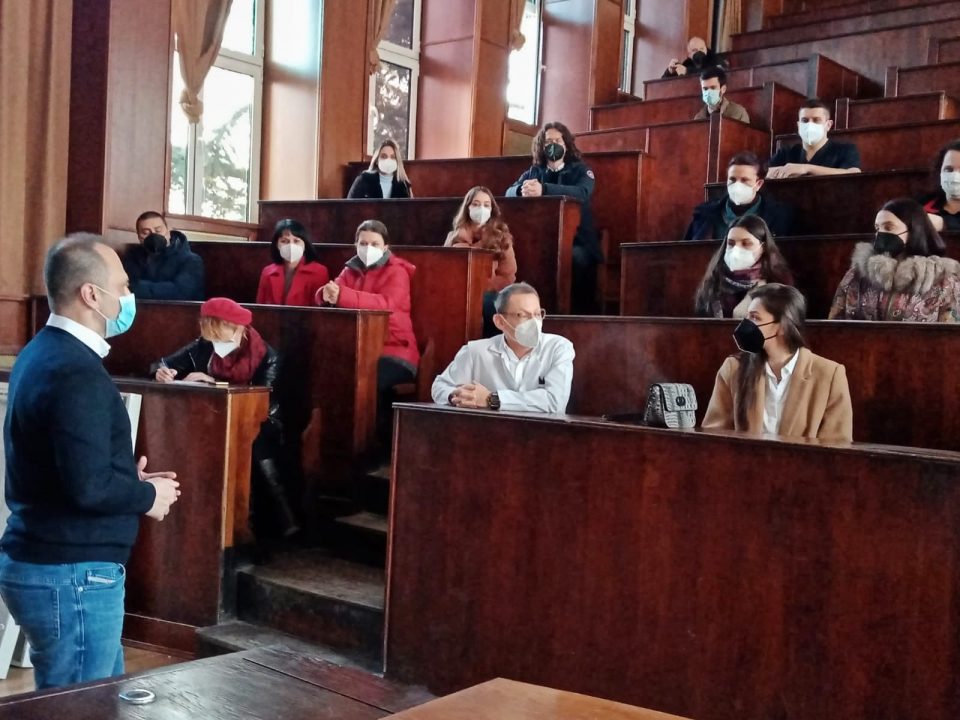 Студентите од шеста година на Медицина и лекарите и медицинските сестри од денеска почнуваат да волонтираат во ковиц-центрите