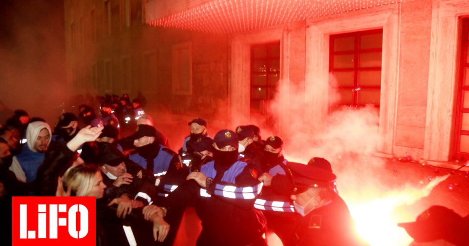 Брутално апсење во Тирана по палењето на новогодишната елка (вознмирувачко видео)