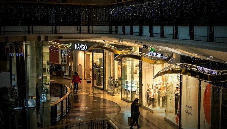 Данска и Словачка ќе ги затворат продавниците и моловите за Божик