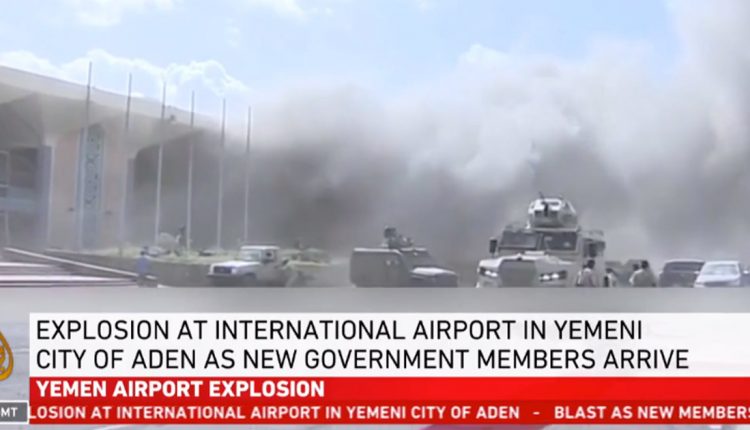 Експлозија на аеродром во Јемен веднаш по слетувањето на државниот врв, на пистата се гледаат човечки тела