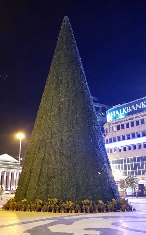 Новогодишната елка на плоштад „Македонија“ симболично ќе светне вечерва во 19 часот