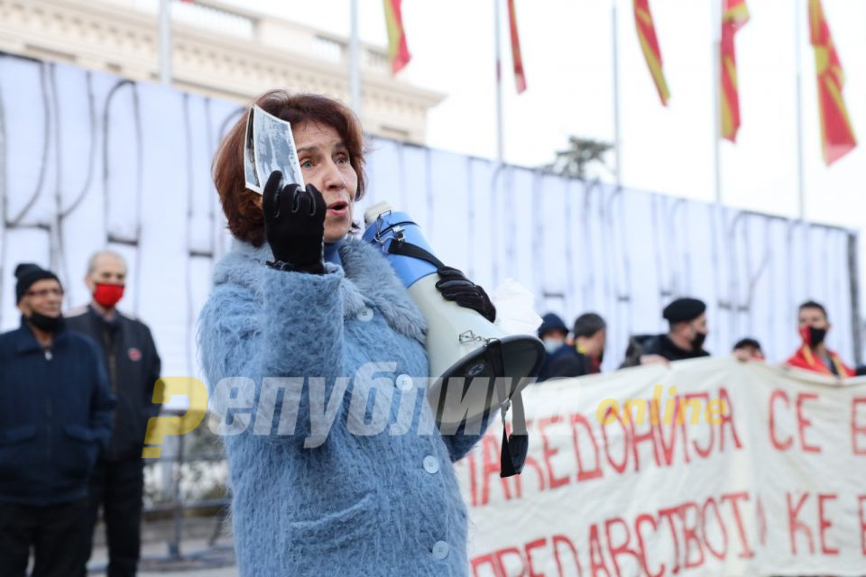 Силјановска Давкова: Не можеме да ги заменуваме традиционално отсутните пратеници од мнозинството и да им ги гласаме законите