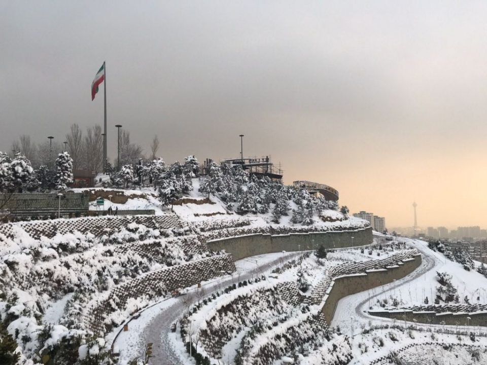 Десет алпинисти загинаа во лавини во Иран