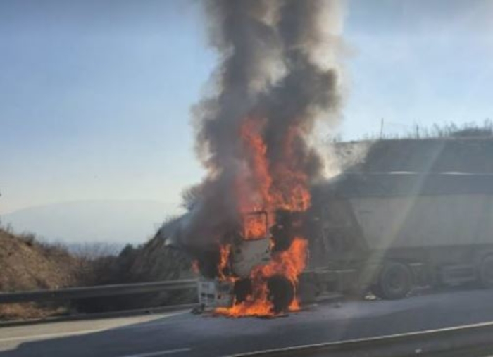 Се запали камион кај кружниот тек во Сарај