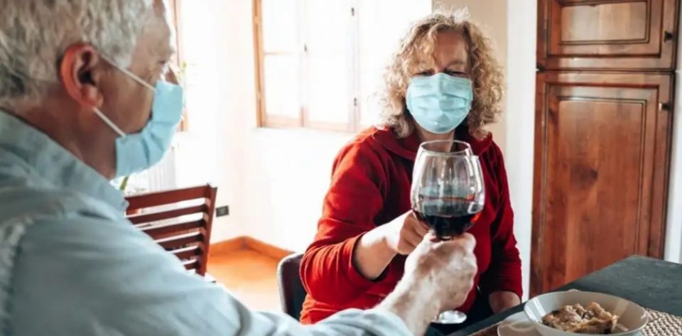 СЗО: Ако се собирате за празниците носете маски