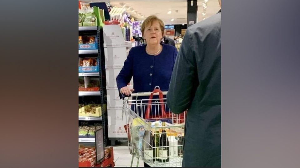 Работата ми е да му служам на народот, а не да бидам топ модел: Меркел живее под кирија и пазари во маркет