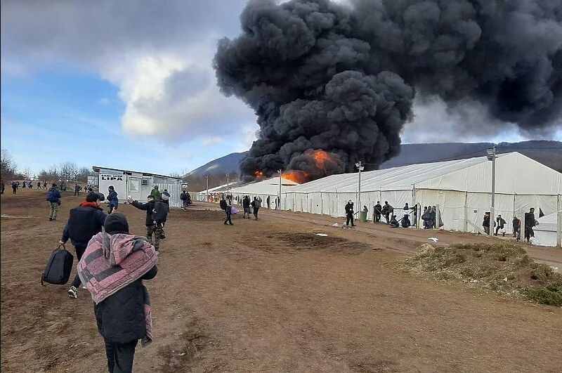 Мигранти го запалија кампот Липа во близина на Бихаќ