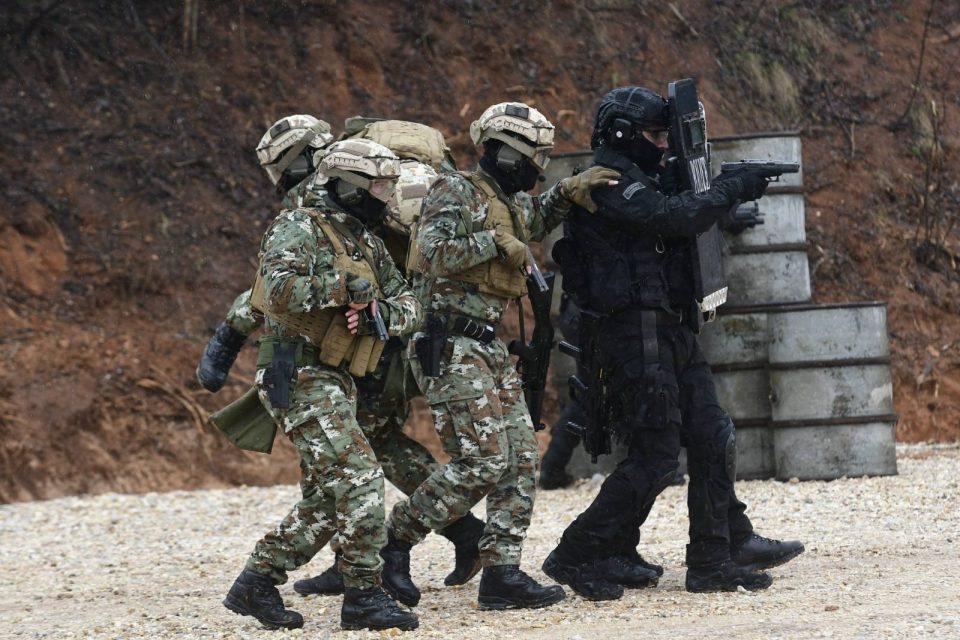 Македонски војник со тешка состојба предизвикана од ковид-19 се транспортира од Африка