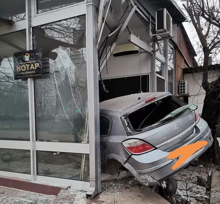 Возило заврши во нотарска канцеларија, на возачот најверојатно му се слошило