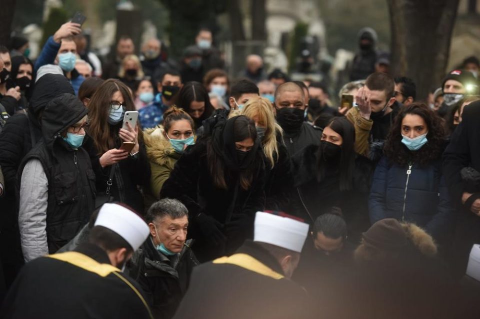 Ќерките Ана и Марија скршени од болка, зетот Адил клекнал и се молел: Најтажна сцена на погребот на Џеј