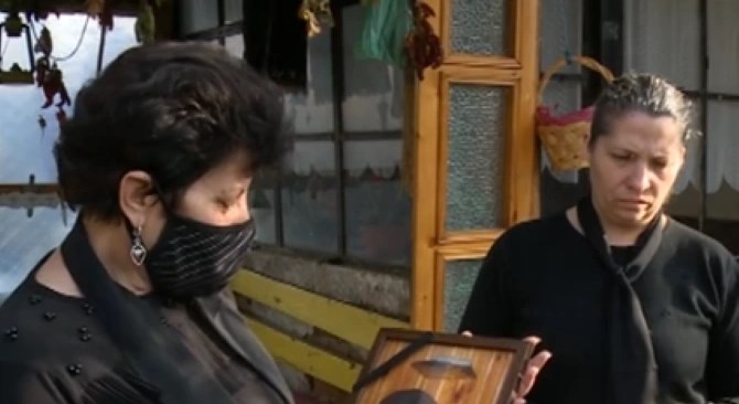 За малку ќе погребале погрешен маж, го запреле погребот додека мајката го гушкала ковчегот