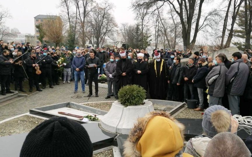 Секогаш носеше насмевка и прекрасни емоции, тоа му е мило на Бог: Џеј погребан со трогателен говор на српскиот муфтија