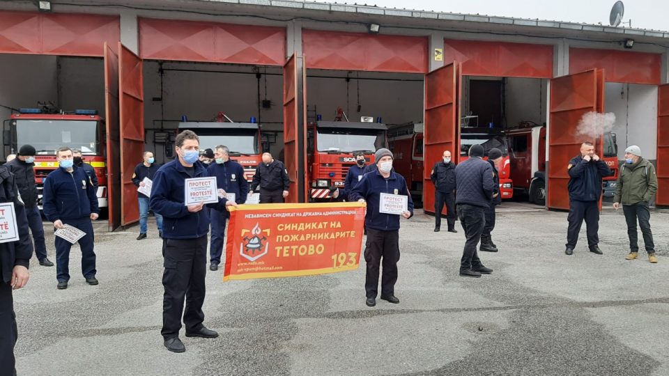 Тетовските пожарникари на протест, ги бараат ветените додатоците на плата