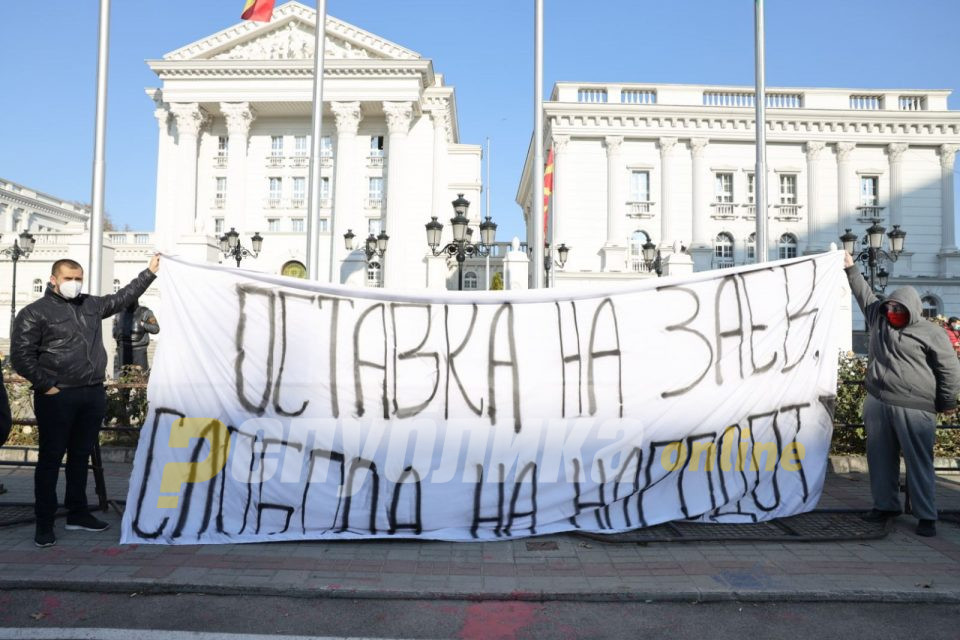 ВО ЖИВО: Блокади пред Владата и МНР, се протестира за оставка на Заев