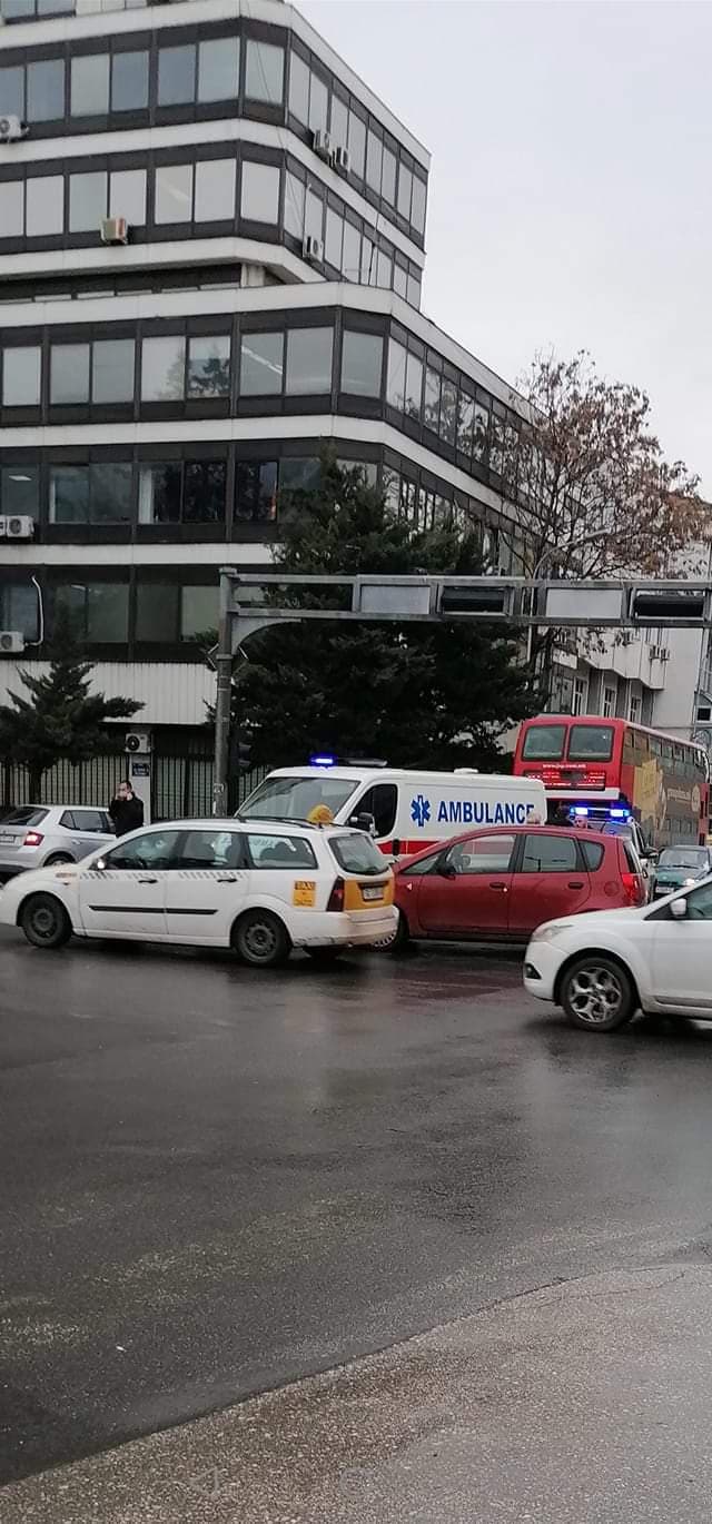 Се судри во возило на Брза помош, наместо да му даде предност