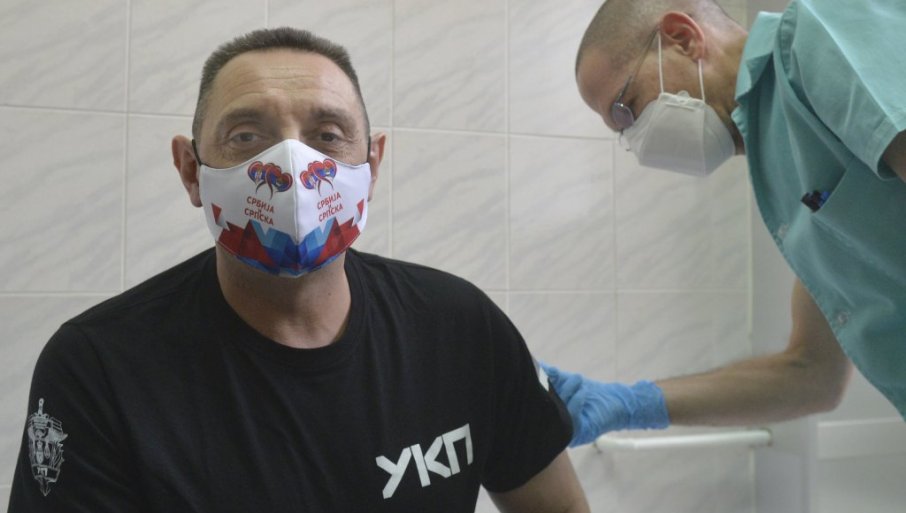 Дачиќ и Вулин се вакцинираа против ковид-19 со „спутиник“