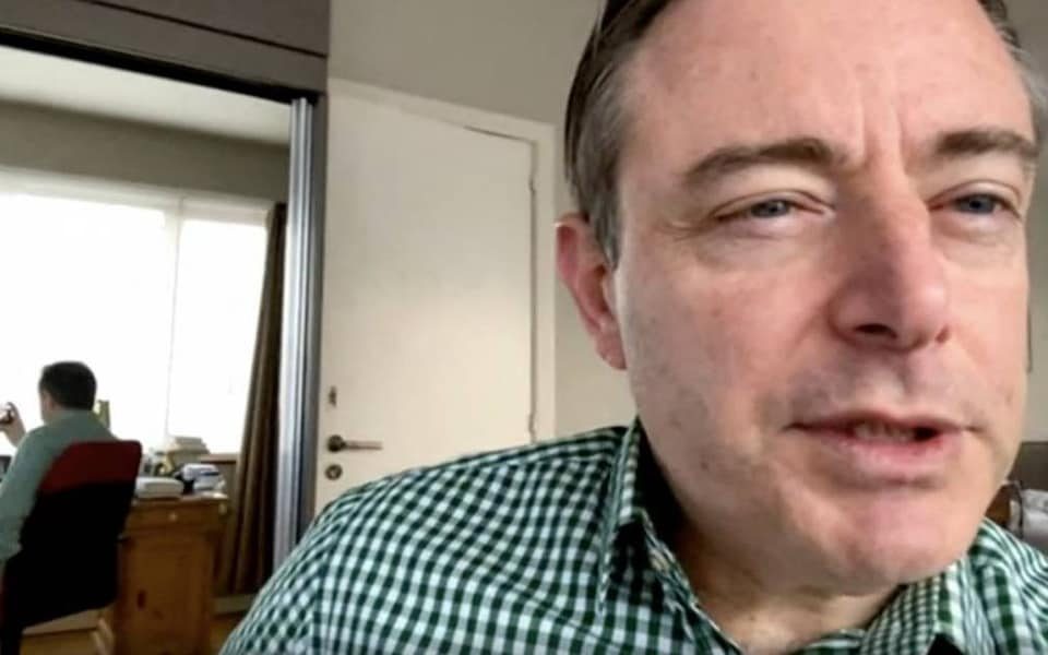 Градоначалник фатен без пантолони за време на ТВ интервју во живо