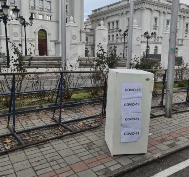 Фрижидерите на Заев и Филипче „свечено“ пристигнаа во владата