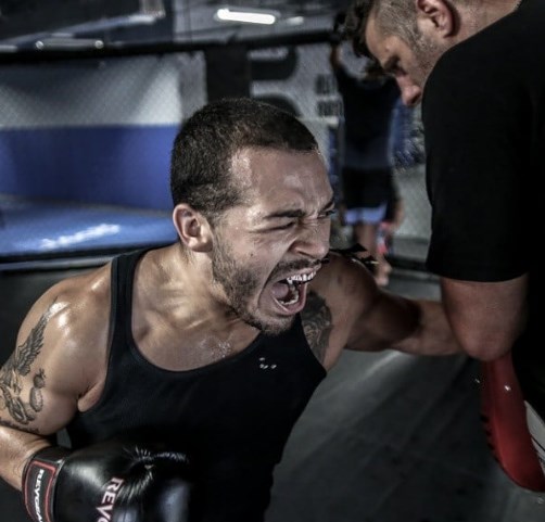 MMA борец ги заклал двете сестри на спиење
