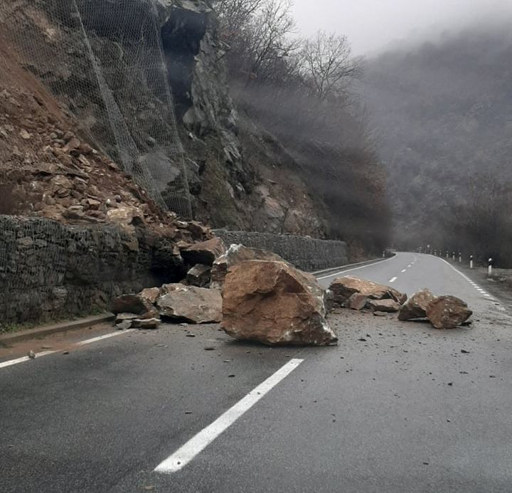 Одрон целосно го запре сообраќајот на патот Делчево – Македонска Каменица