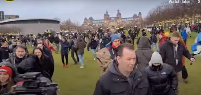 Протести во Амстердам поради новите мерки, полицијата употреби водени топови
