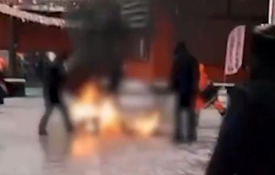 Човек се самозапали во центарот на Москва