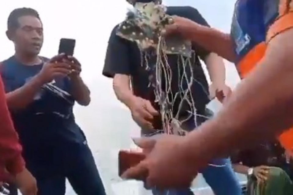 Пронајдени тела и делови од авионот во море: Првата снимка од местото на несреќата го вознемири светот