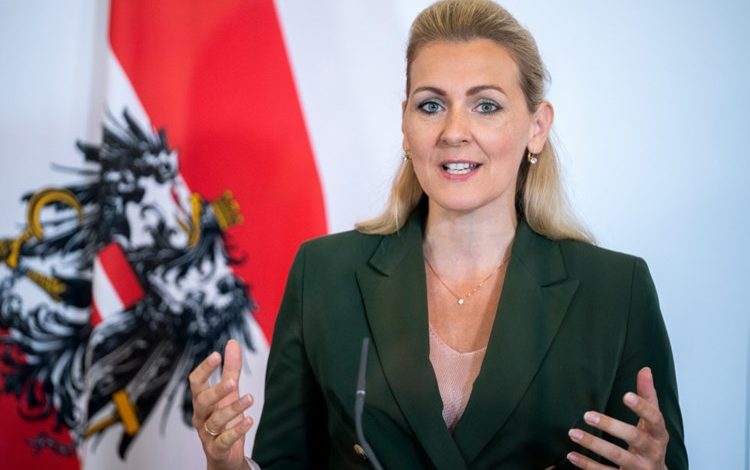 Австриската министерка за труд поднесе оставка поради обвинувања за плагијат