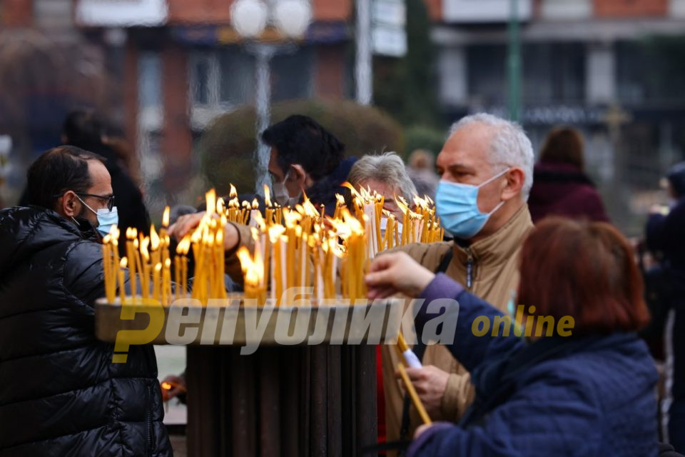 Православните христијани утре го слават Бадник, задутре Божиќ