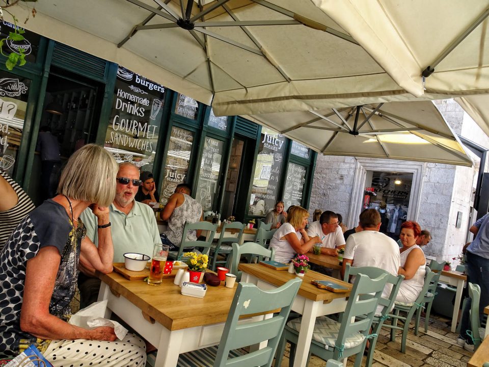 Рампа за невакцинираните: Две европски земји воведоа карантин