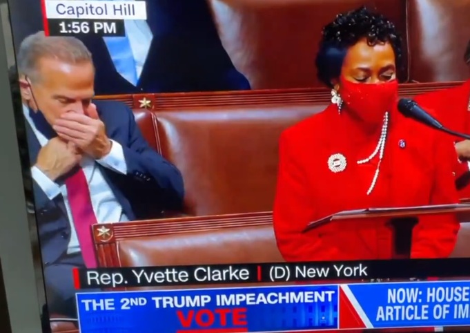 Бизарна постапка на демократски конгресмен за време на отповикувањето на Трамп во Конгресот