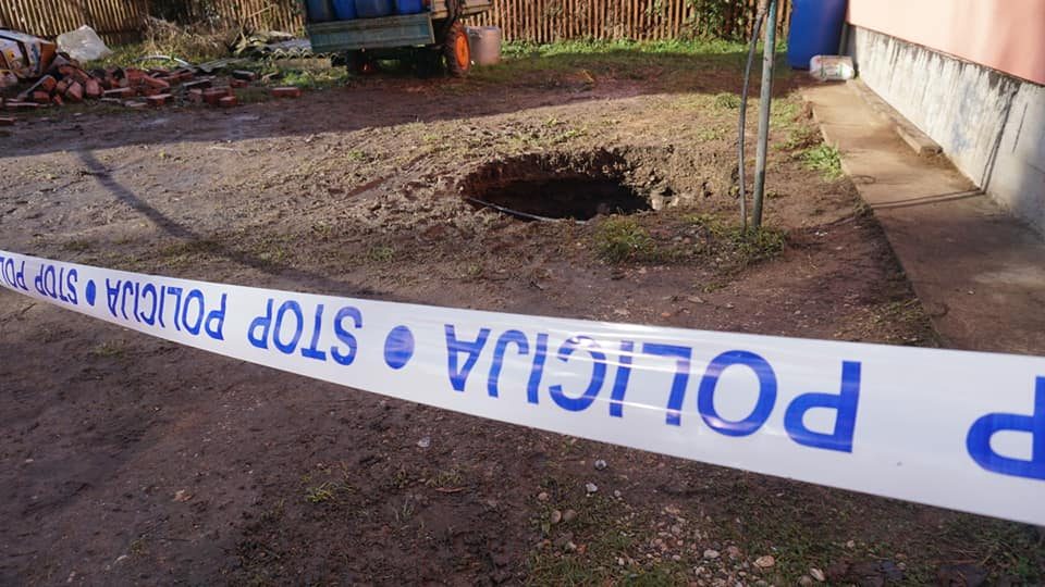 Во околината на Петриње се отвораат огромни дупки во почвата