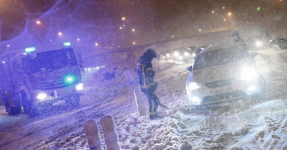 Мадрид парализиран: Немаат ни лопати ни чизми зошто 50 години не виделе ваков снег