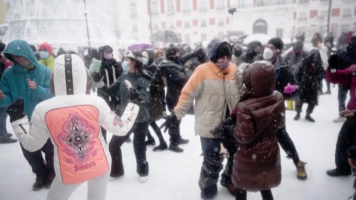 Среде пандемија цел Мадрид игра Макарена на снегот