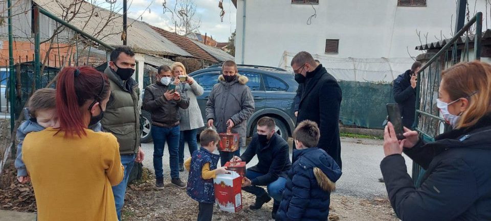 Ангел му е името, а судбината тешка и неизвесна: Каква приказна се крие зад емотивниот статус на Мицкоски