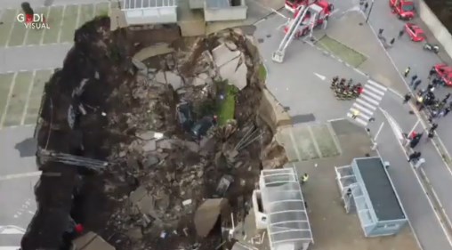 Проголтала неколку автомобили: Огромна дупка до болница во Неапол, никој не знае како се отвори