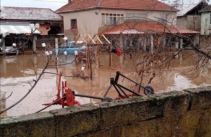 Поради поплави во јужна Србија евакуирани 34 лица