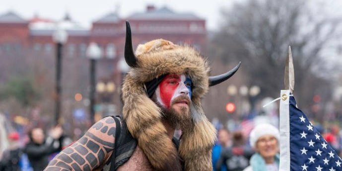 Шаман и „професионален“ демонстрант: Kој беше највпечатливиот лик пред Конгресот