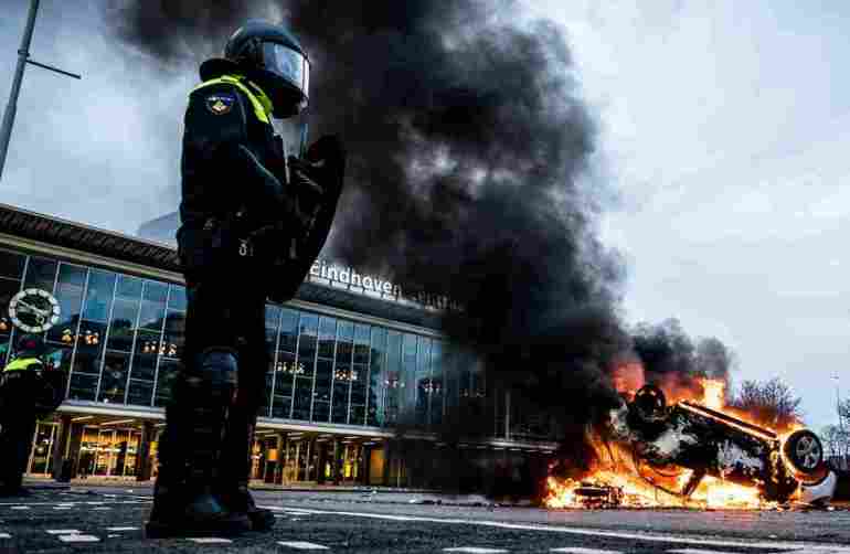 Полициски солзавец и водени топови против протестите за полицискиот час во Холандија
