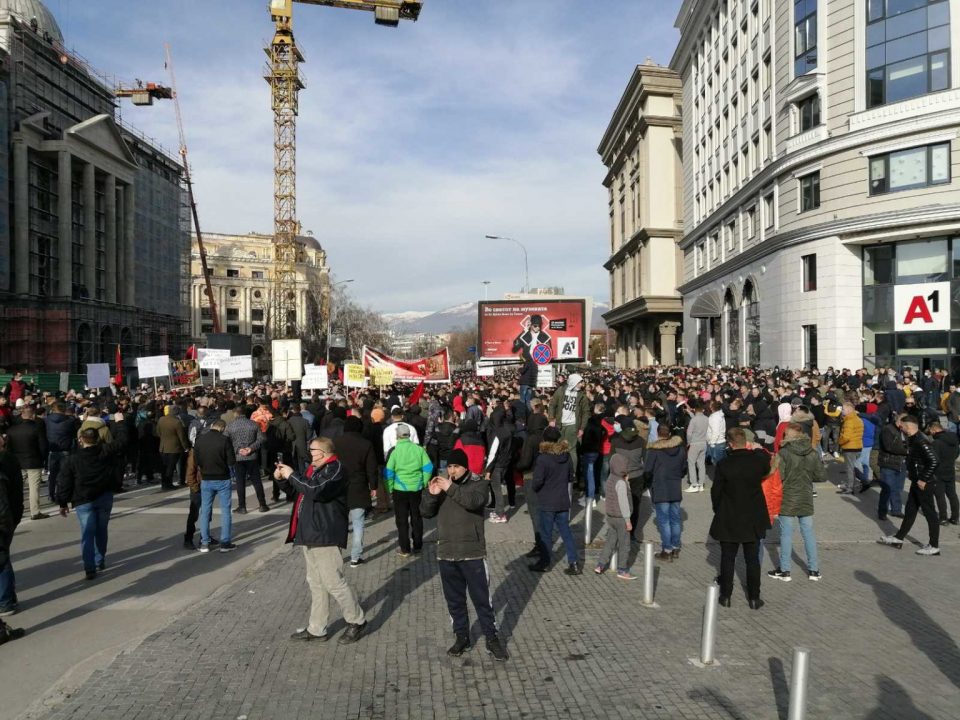 Пароли од УЧК низ Скопје: Стотици протестираат за обвинетите во „Монструм“