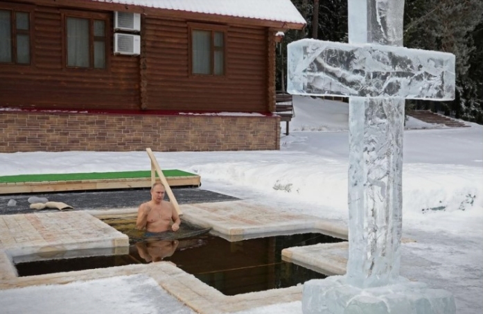 Нурна во ледената вода: Путин ја испочитува традицијата за Богојавление