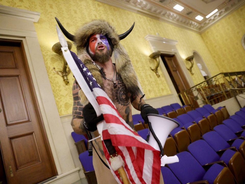 Шаманот од Капитол сака да сведочи против Трамп поради предавство