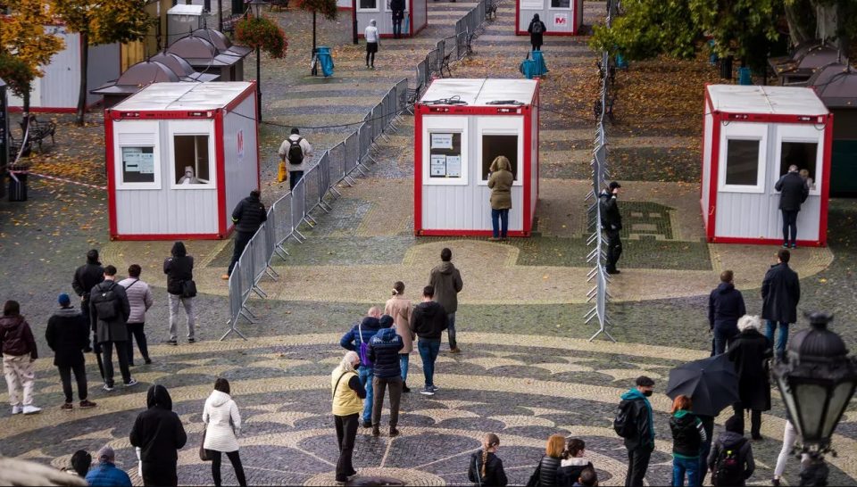 Словачка ќе го тестира цело население за една недела: Негативните ќе добијат олеснување на мерките