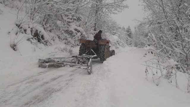 Влажни коловози на патиштата, снег врне на Шапка, Ѓавато, Буково